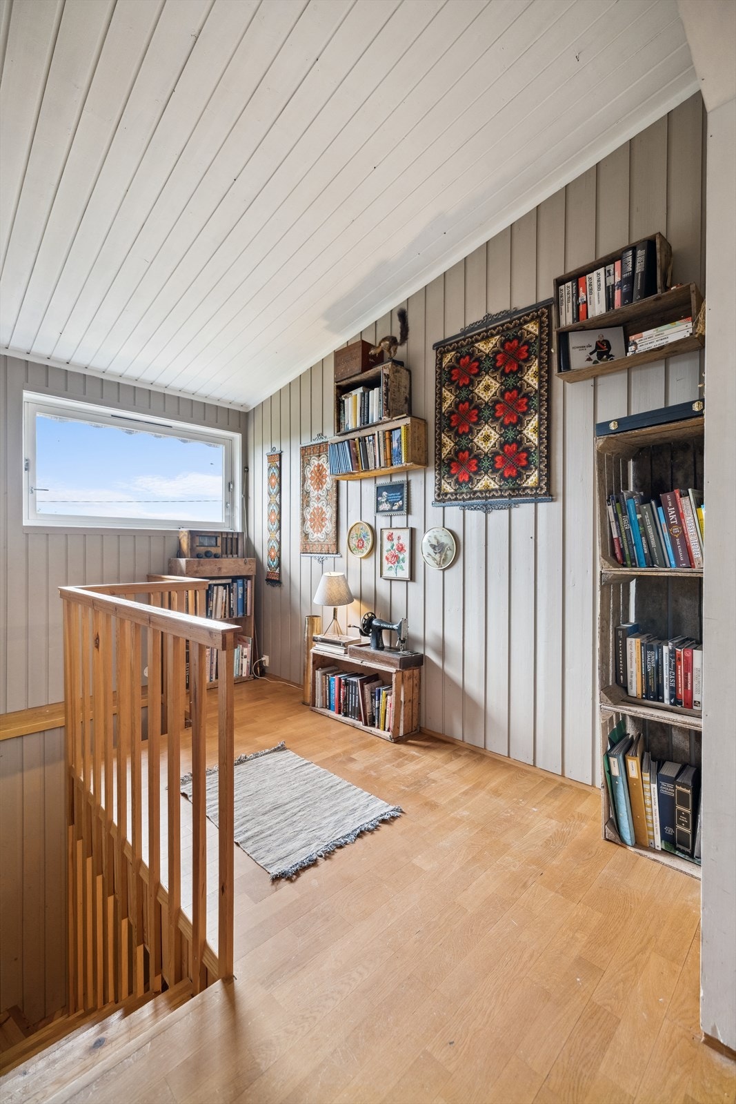 Trappegangen har parkettgulv og gode muligheter for bokhyller eller leseplass. Galleribilde