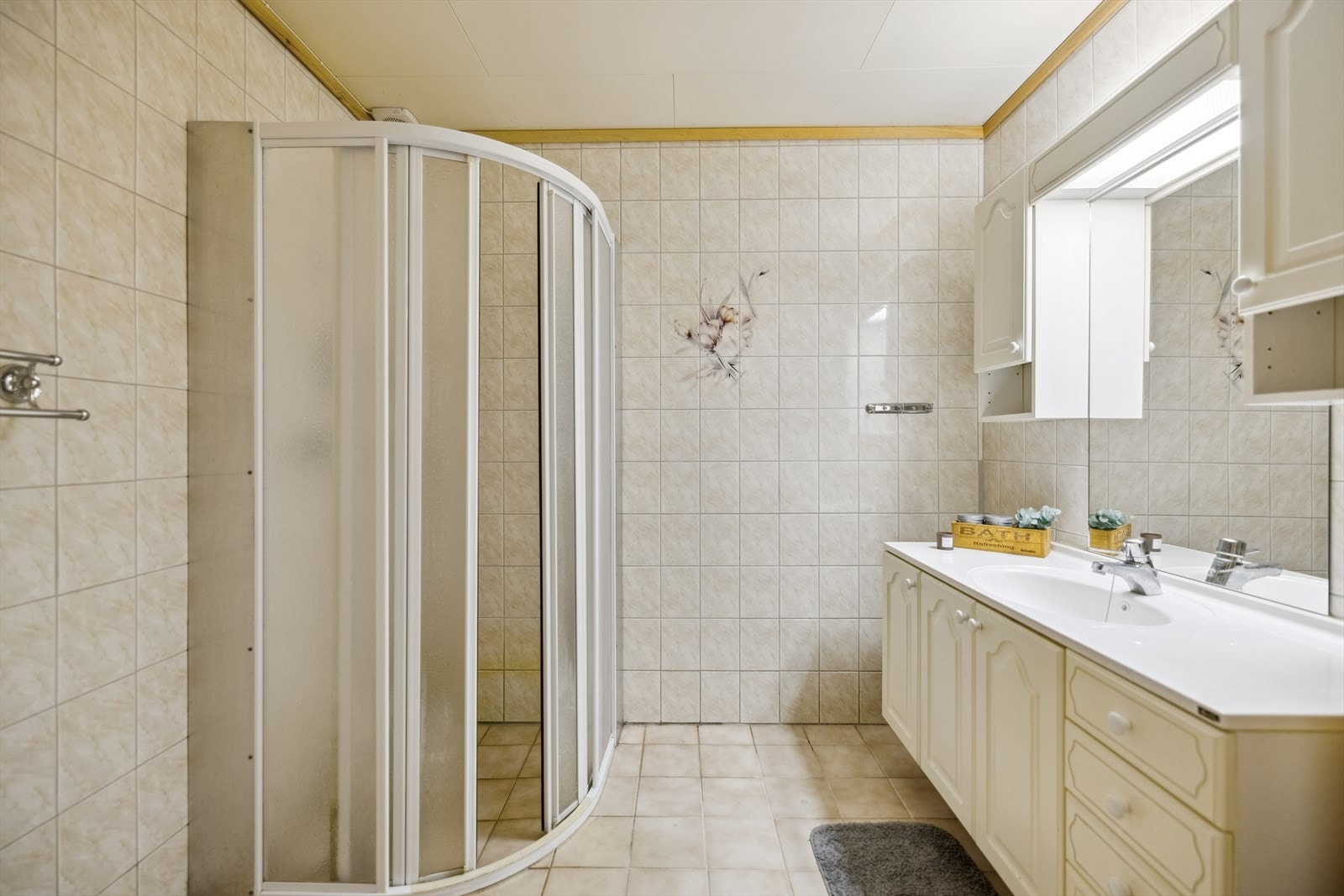 Bad i sokkeletasjen har fliser, dusjkabinett, bidé og elektrisk gulvvarme. Galleribilde