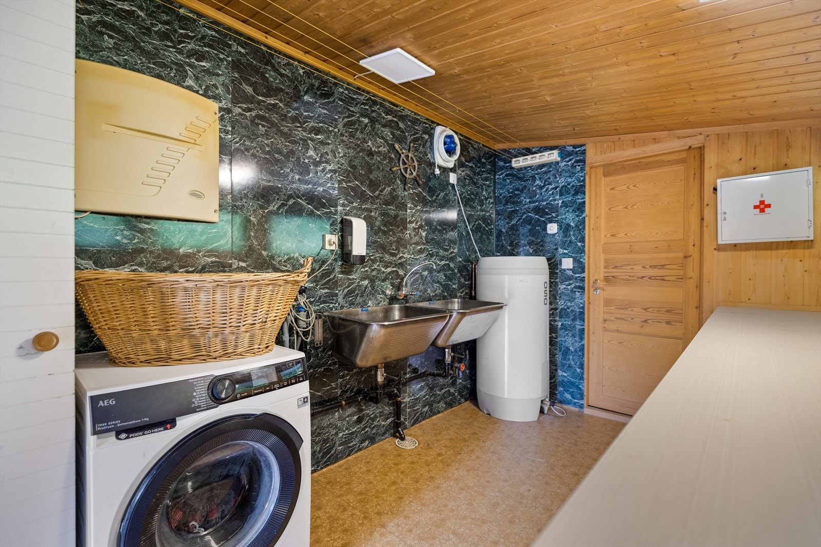 Vaskerom med to vaskekummer, opplegg for vaskemaskin og ny varmtvannsbereder. Galleribilde