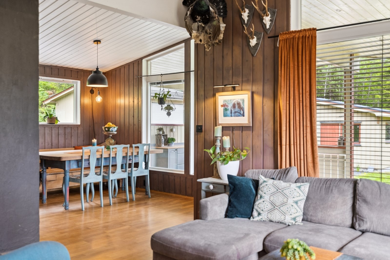 Spisestue i tilknytning til stuen - perfekt for hyggelige måltider med venner og familie. Galleribilde