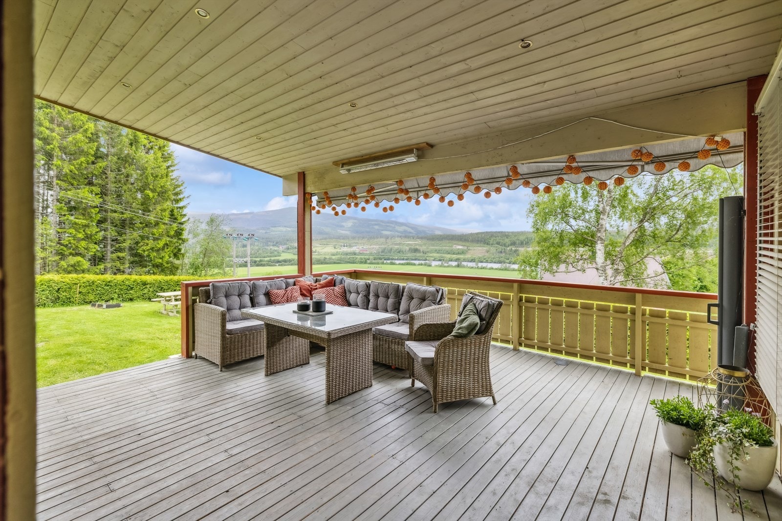 Overbygget terrasse mot syd med plass til utemøbler - perfekt for lange sommerkvelder. Galleribilde