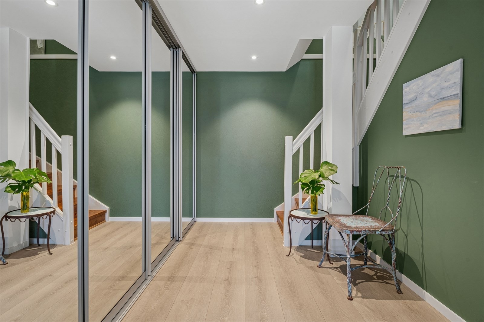 Bod i kjeller tilhørende hoveddel. Her er det etablert en stor innebygget skyvedørsgarderobe. Galleribilde