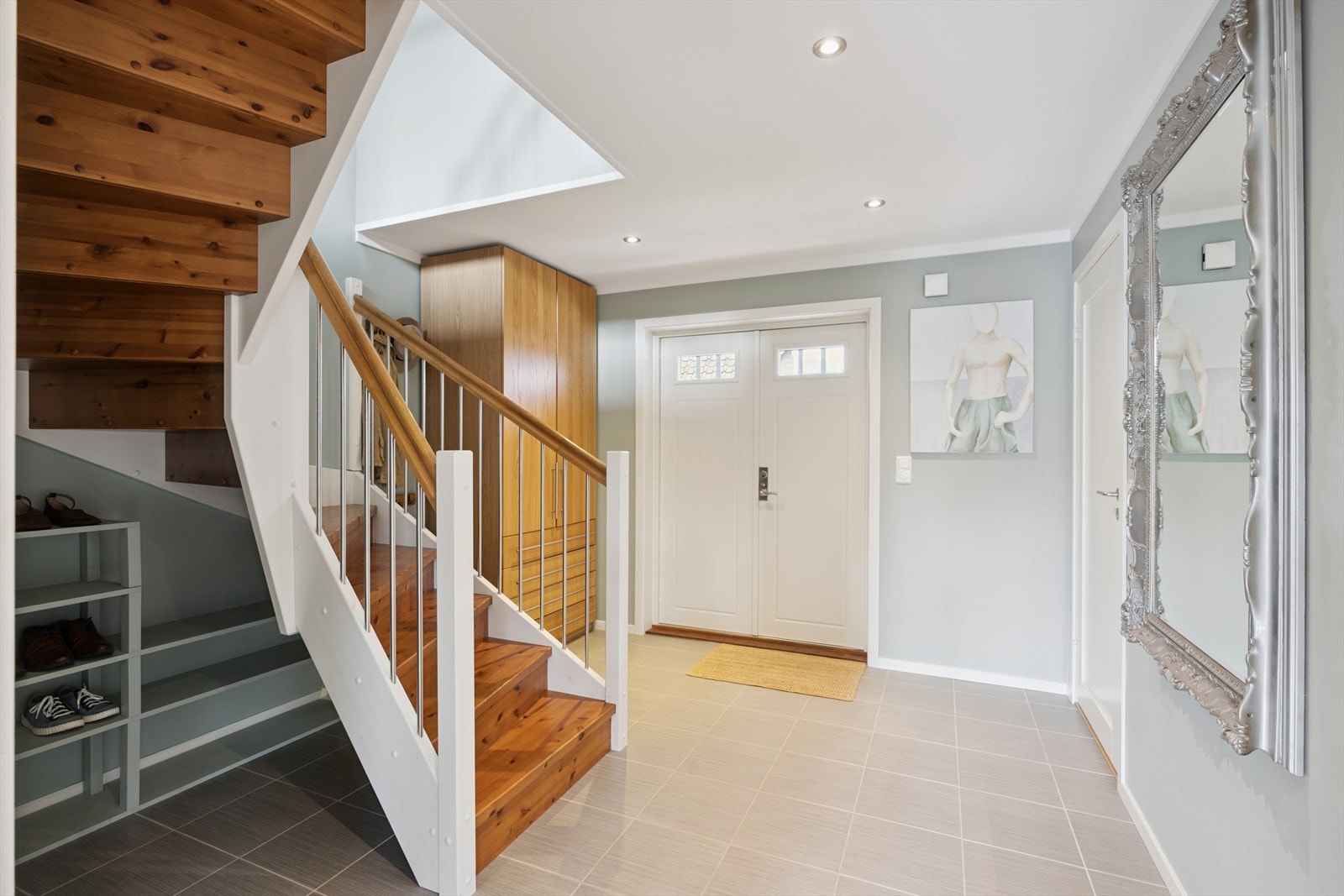 Velkommen inn! Lys og hyggelig entré med god plass for garderobeløsninger. Galleribilde