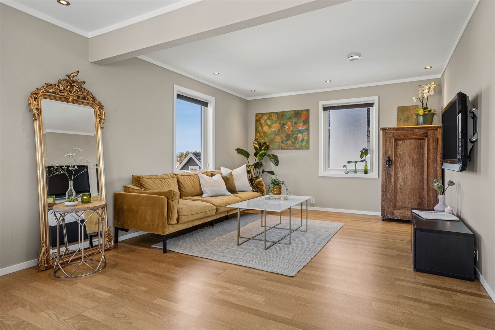 Stuen har god plass til flere sittegrupper Galleribilde