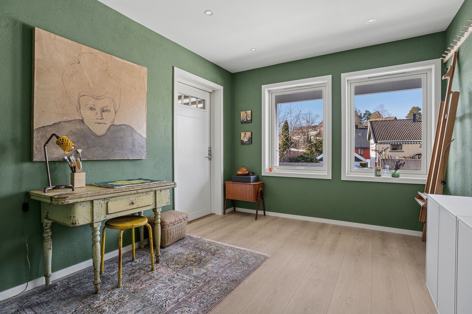 Flott kontor som gjør det behagelig å ha hjemmekontor. Galleribilde