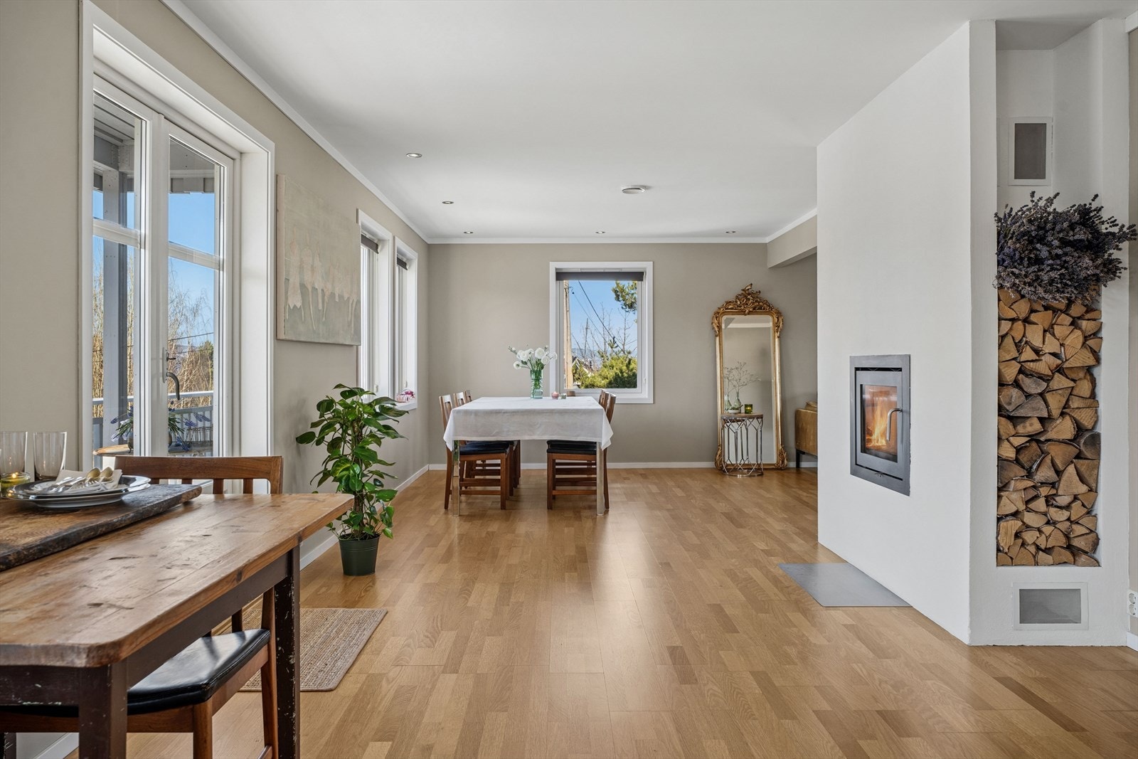 Fra entre/gang kommer man til en lys og åpen stue/kjøkken. Galleribilde