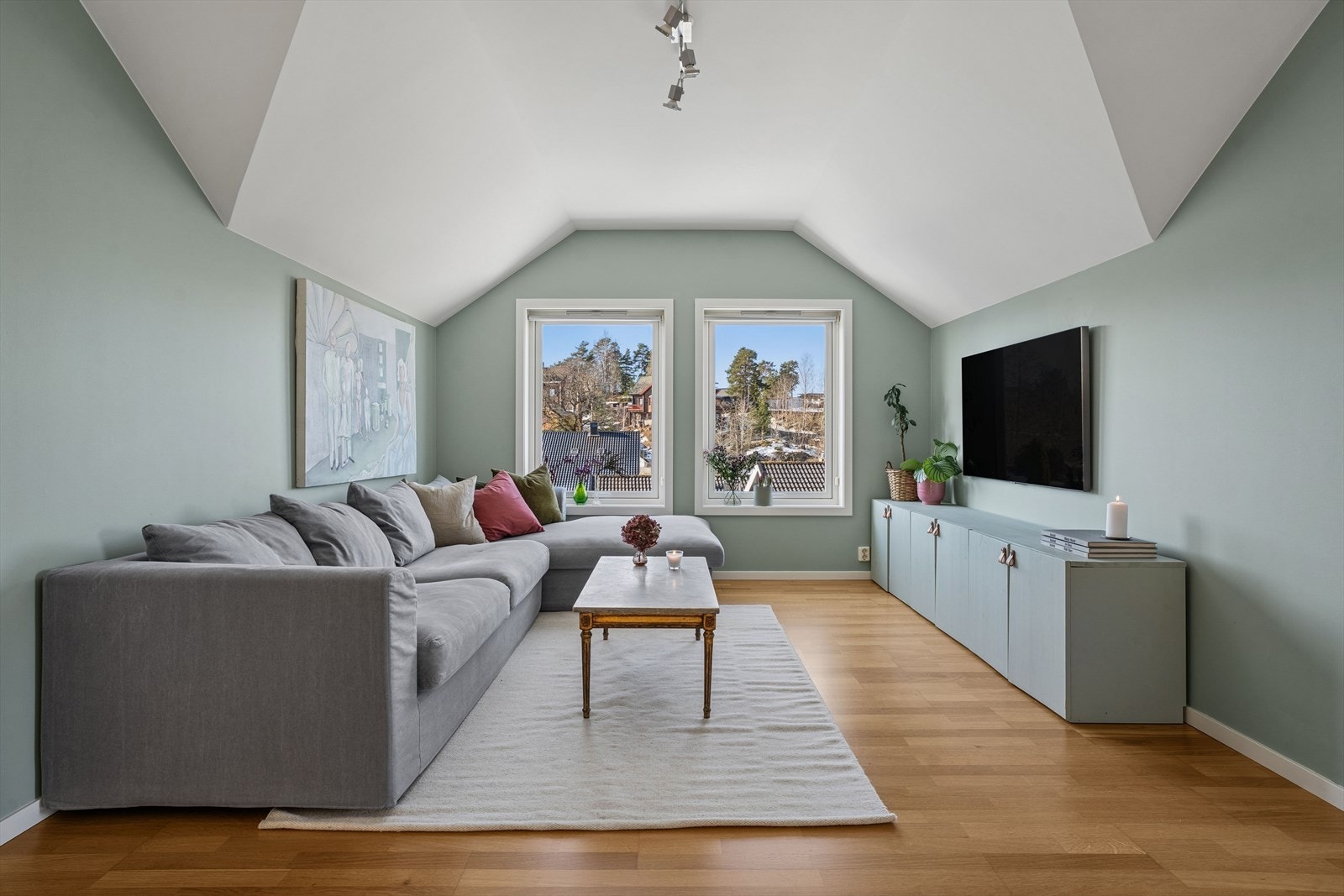 Vi beveger oss opp i loftsetasjen og møter en lys og koselig tv-stue. Galleribilde