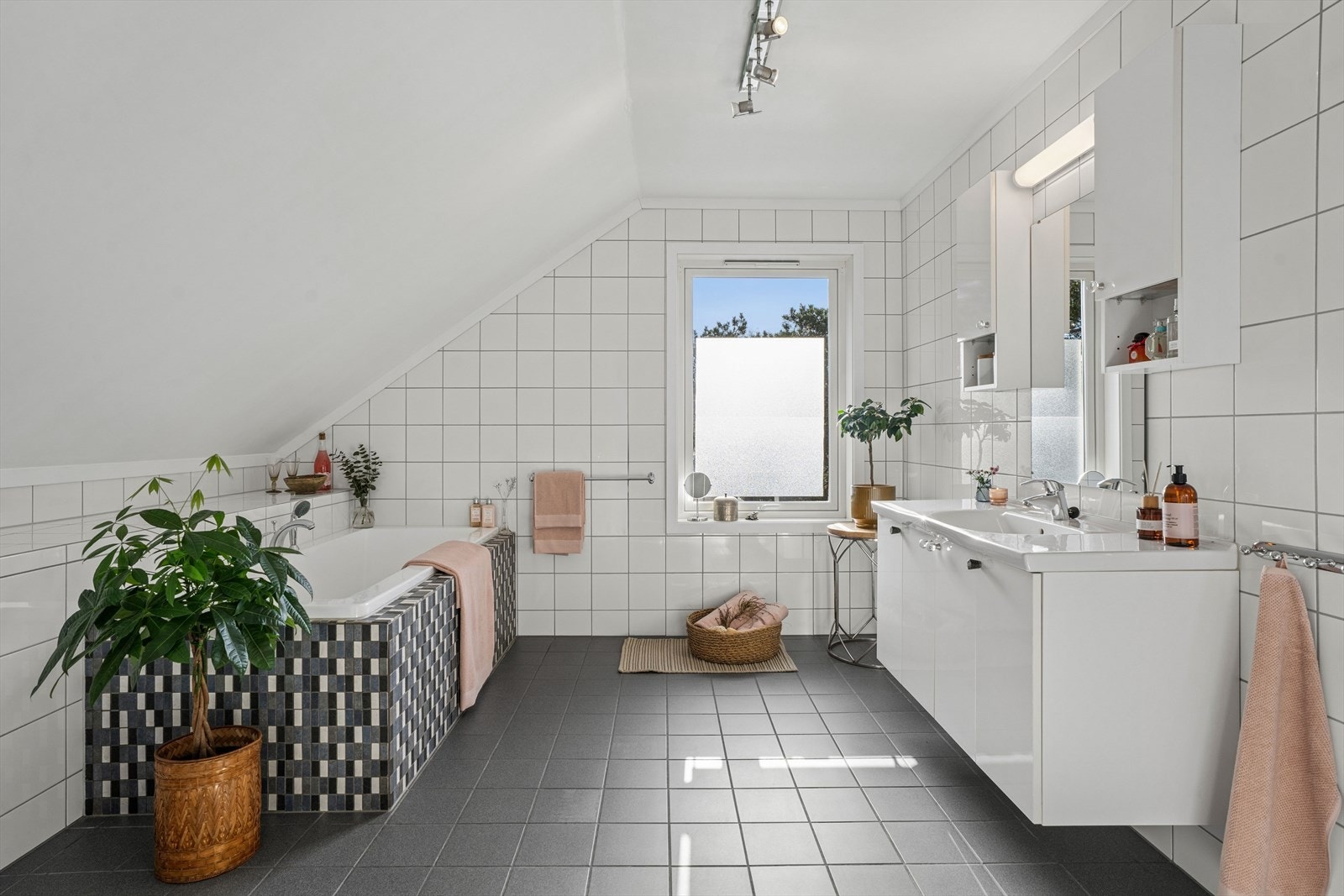 Badet i denne etasjen er romslig og byr på et herlig badekar og vegghengt wc. Galleribilde