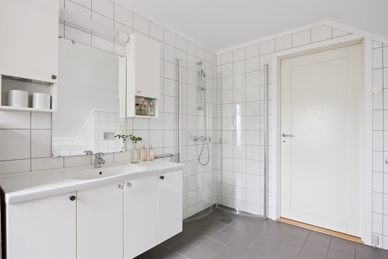 Dusjhjørne og moderne baderomsinnredning med mye oppbevaringsplass. Det er behagelig varme i gulv. Galleribilde