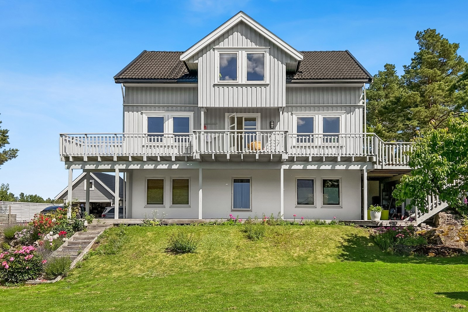 Flott opparbeidet og sydvestvendt hage. Galleribilde