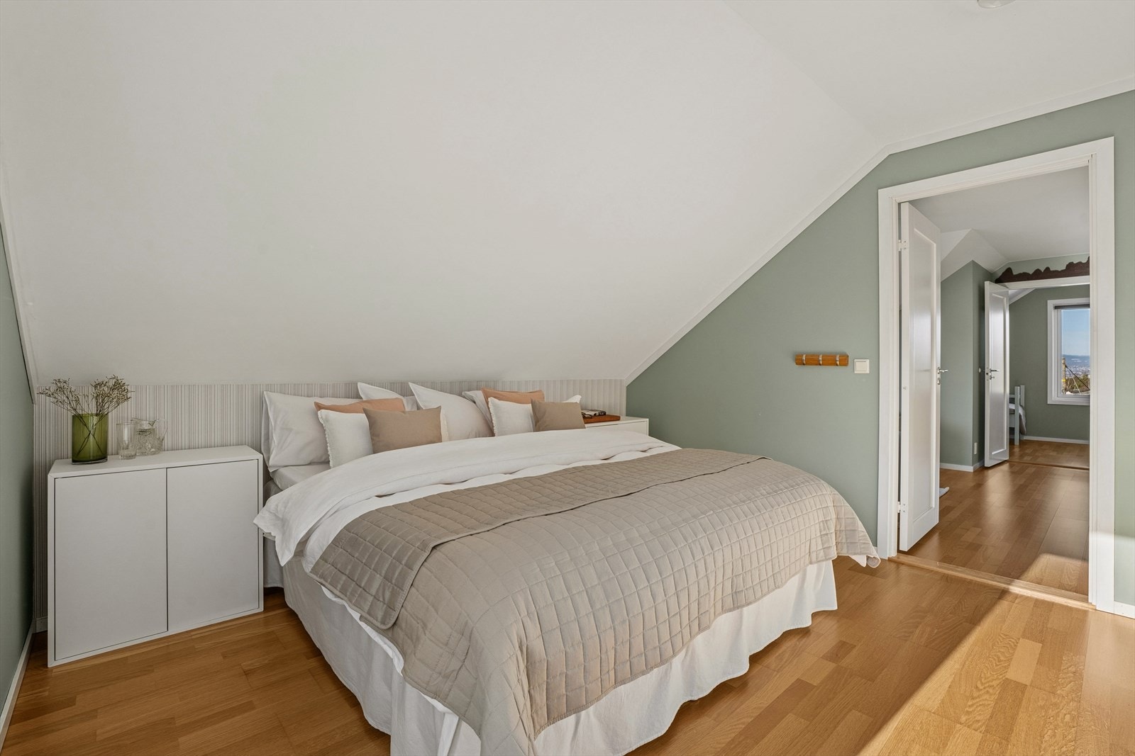 Hovedsoverom med god plass for dobbeltseng, nattbord og garderobeløsninger. Galleribilde