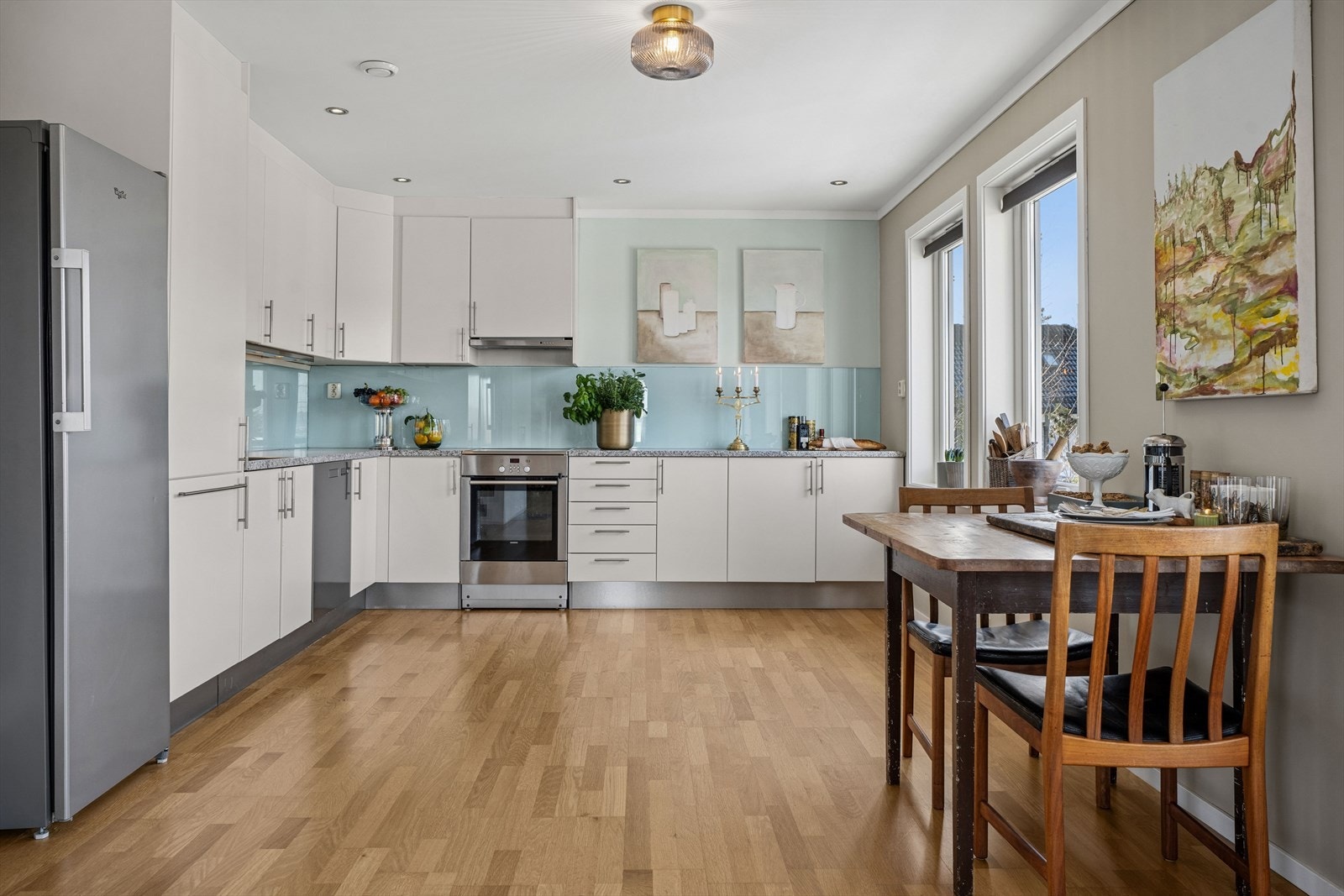 Frittstående hvitevarer som komfyr, oppvaskmaskin og kjøl/frys. Alt i alt et funksjonelt kjøkken som innbyr til gode smaksopplevelser. Galleribilde