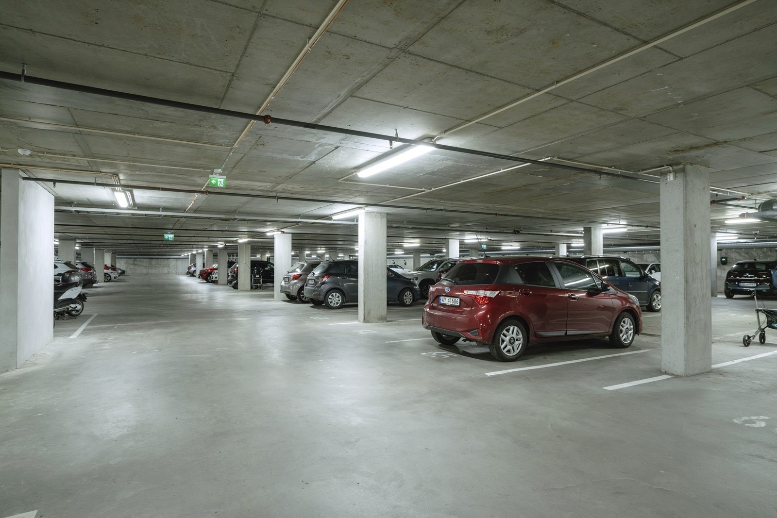 Det er god plass i garasjeanlegget hvor det medfølger parkeringsplass med mulighet til tilkobling av el. bil lader. Galleribilde