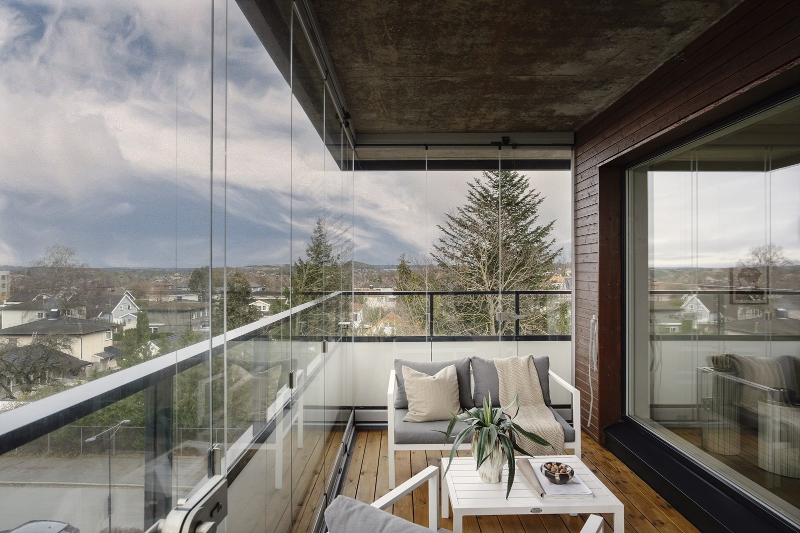 Romslig balkong med noe utsikt mot grønne omgivelser. Galleribilde