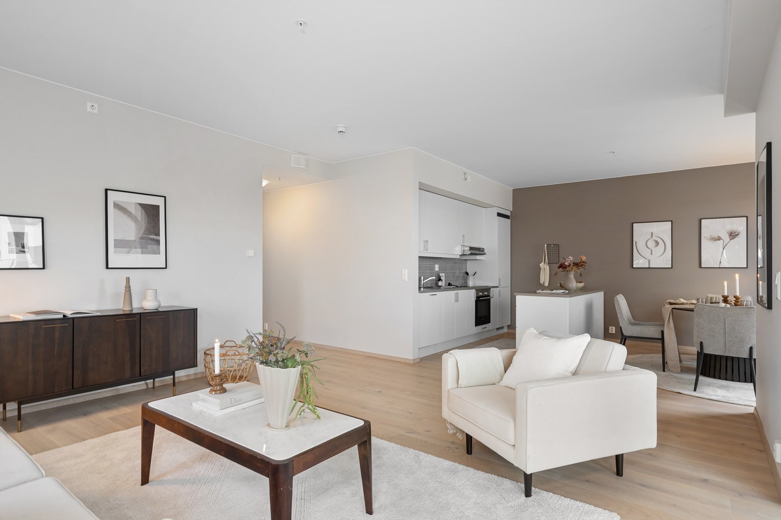 Åpen løsning gir god plass til både sofakrok og spisebord - perfekt for hyggelige sammenkomster. Galleribilde