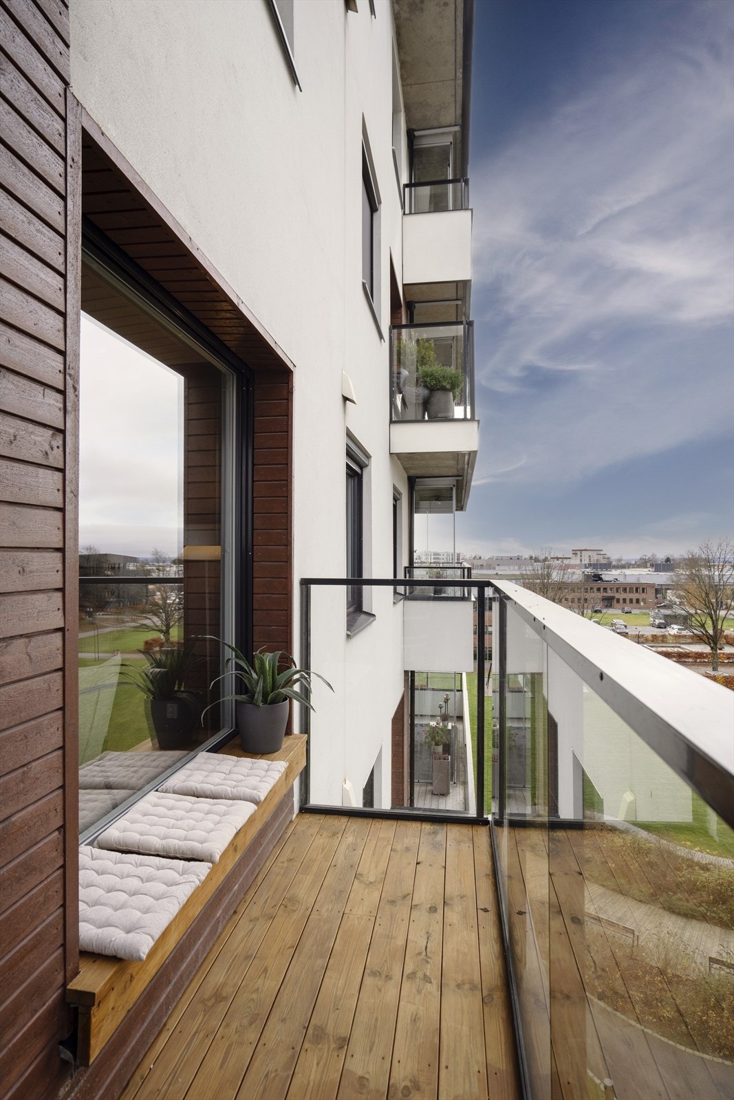 Deler av balkongen er utenfor innglassingen med en praktisk sittebenk Galleribilde