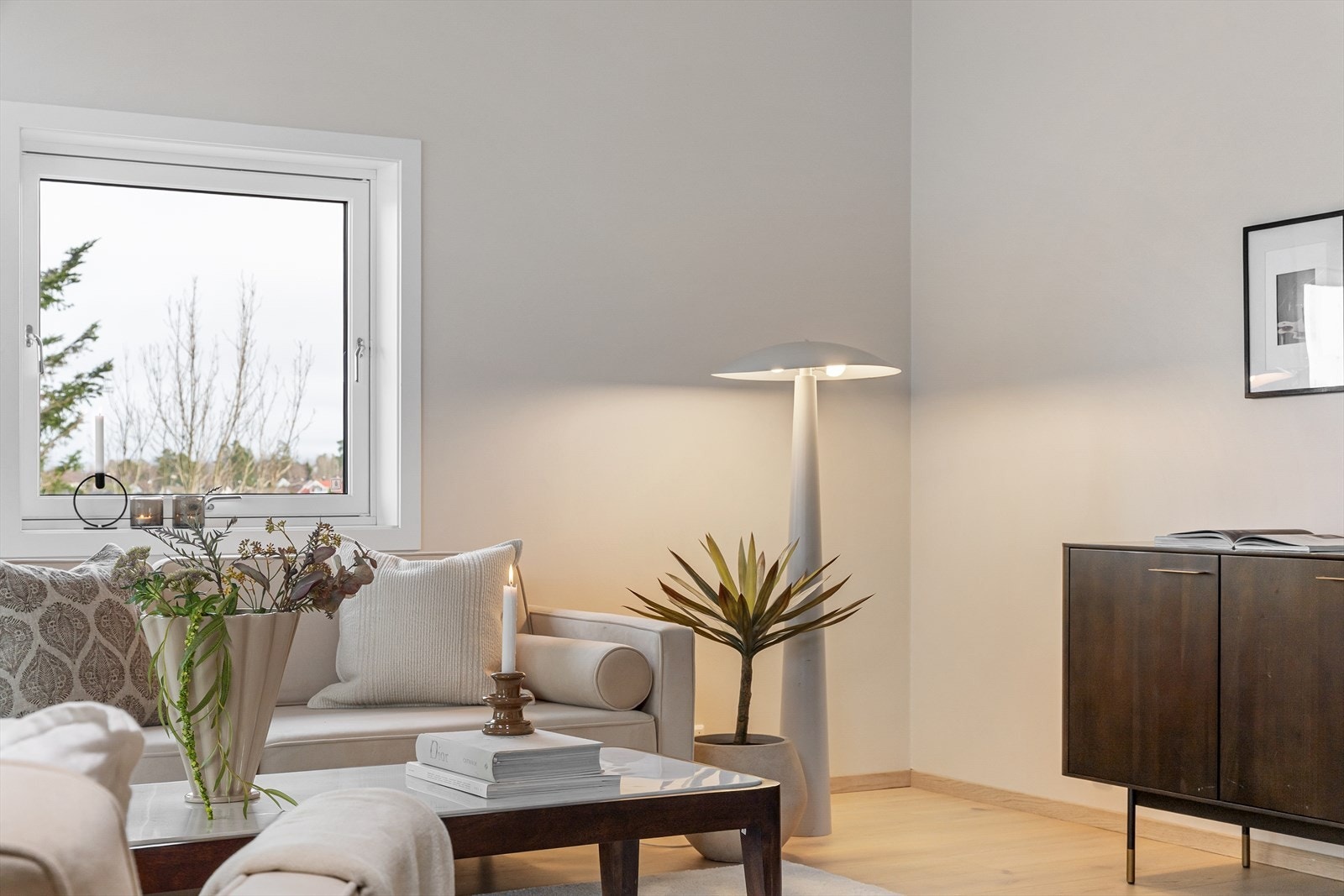 Gjennomgående eikeparkett og moderne detaljer gir et eksklusivt preg. Galleribilde