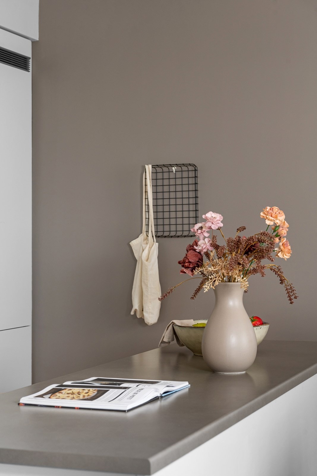 Kjøkkenet har rikelig med skap og benkeplass med ekstra innredning og benkeplass i kjøkkenøya. Galleribilde