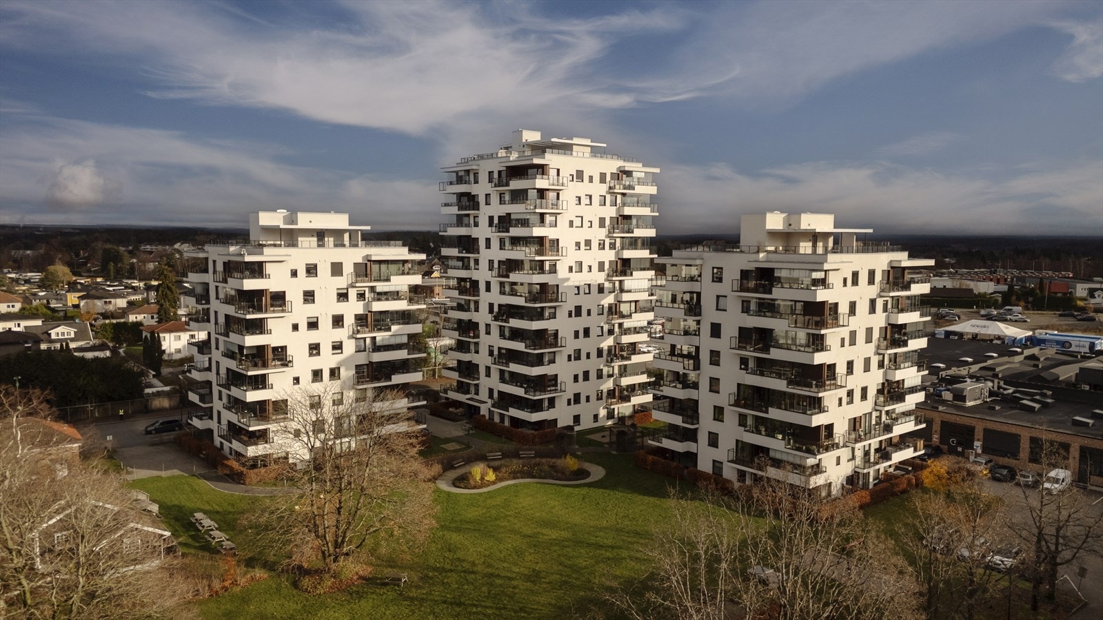 Rosenvinge Park er kjent for sitt store, grønne parkområde på rundt 25 mål, med velstelte gressplener, trær og blomsterbed. Galleribilde