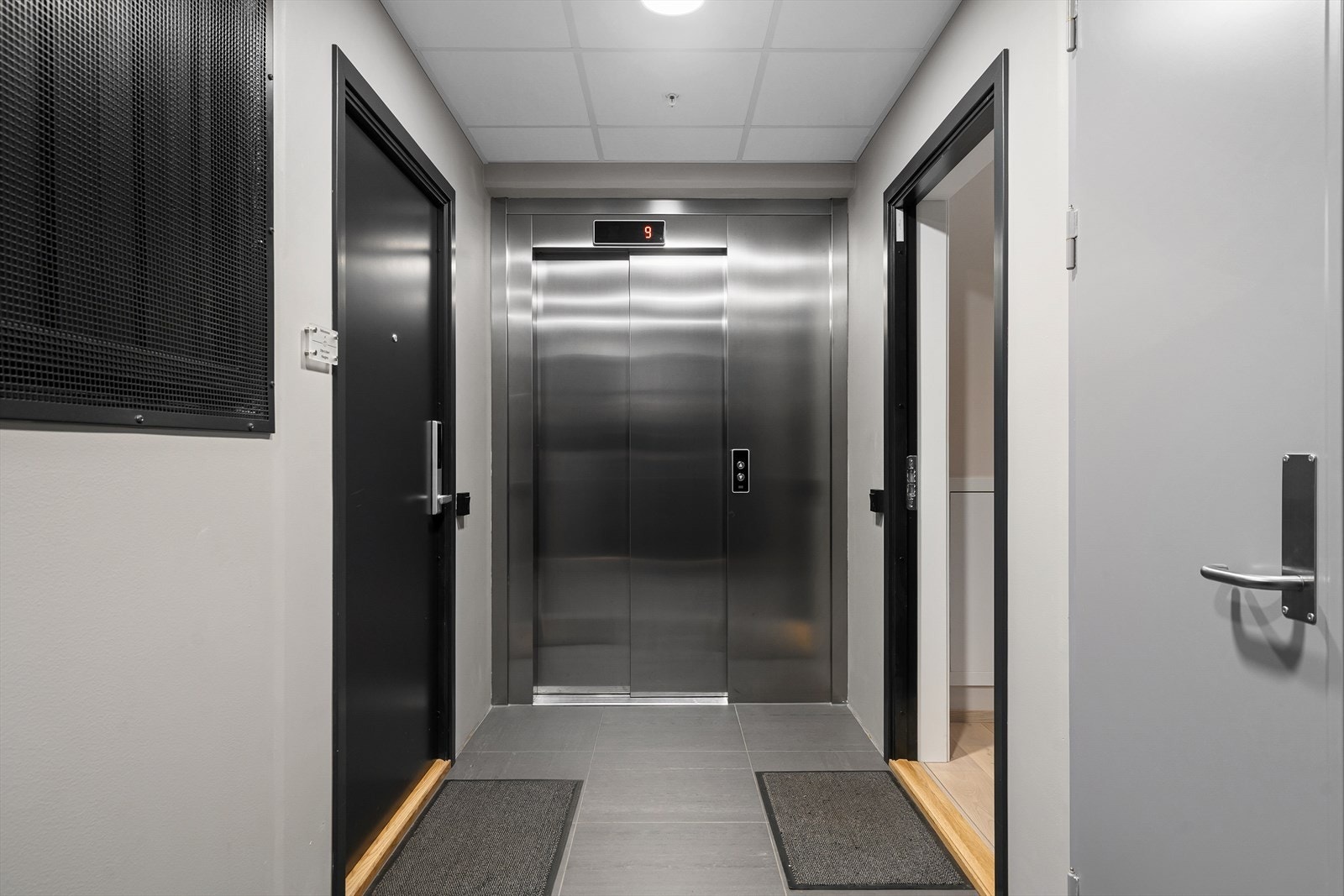 Leiligheten ligger rett vei heisen som gir enkel tilgang til leiligheten. Galleribilde