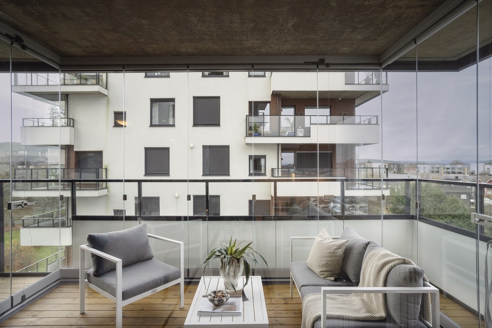 Det overbygde og innglassede balkongen er et perfekt sted for morgenkaffen eller en avslappende kveld. Galleribilde