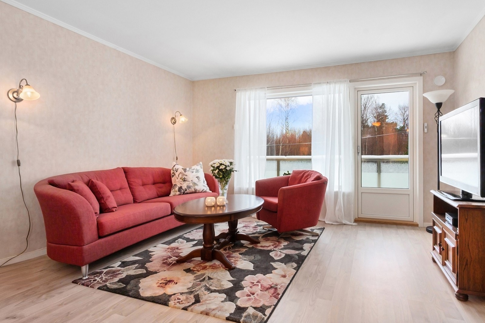 Vindusflater og balkongdør mot sydvest gir godt med naturlig lys og en god romfølelse, og uteplassen nås enkelt fra stuen Galleribilde