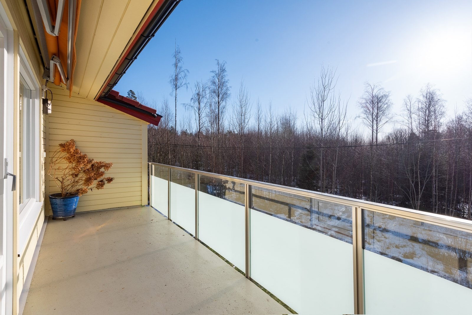 Sydvestvendt veranda på 10 kvm har gode solforhold Galleribilde