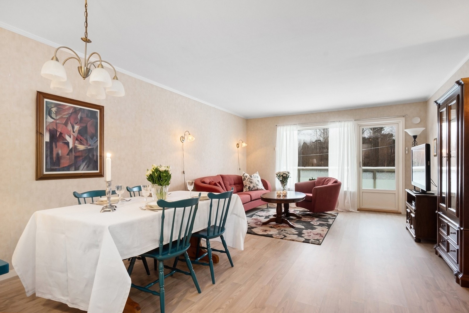 Stuen fremstår som lys og innbydende med store vindusflater som slipper inn rikelig med naturlig lys og gir gode møbleringsmuligheter Galleribilde