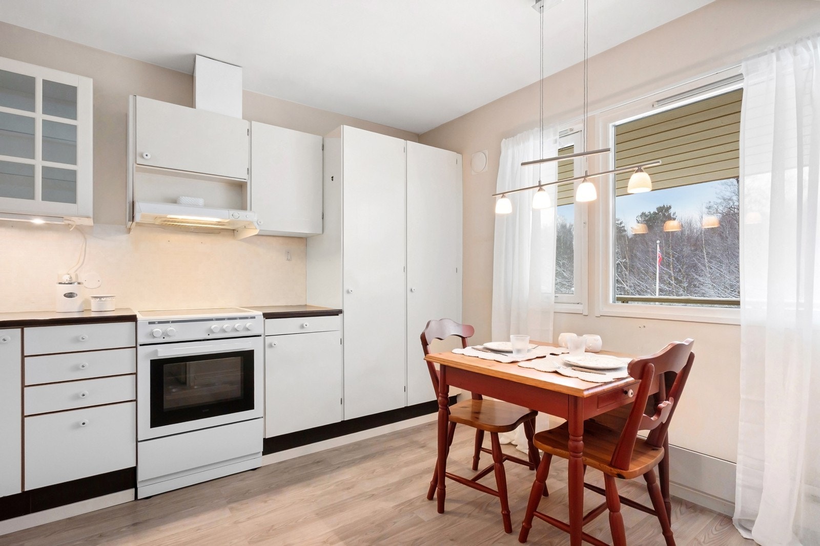 Hyggelig spiseplass ved kjøkkenet - perfekt for hverdagsmåltider Galleribilde