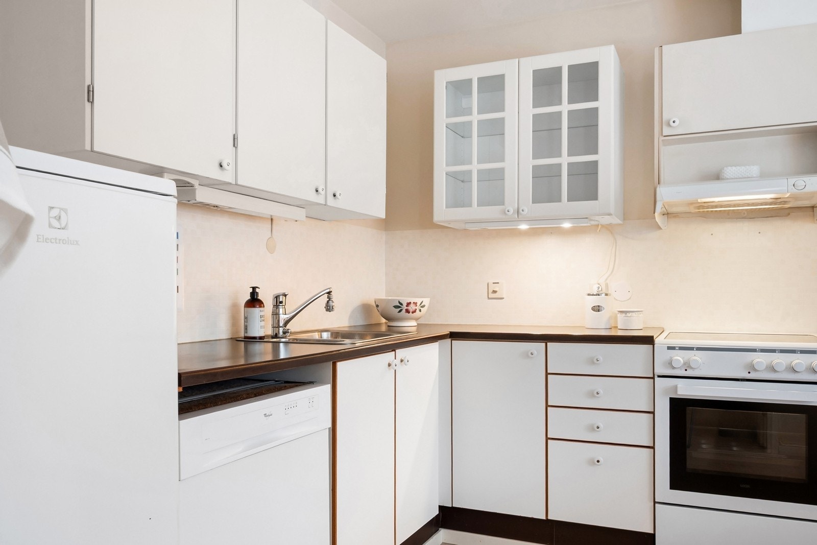 Hvitevarene er frittstående hvor underbygget oppvaskmaskin, fryseskap og komfyr medfølger Galleribilde