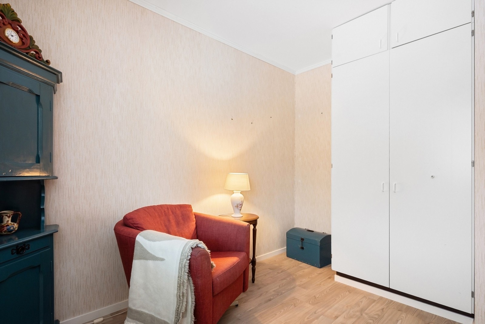 For oppbevaring er det plassbygd garderobeskap Galleribilde