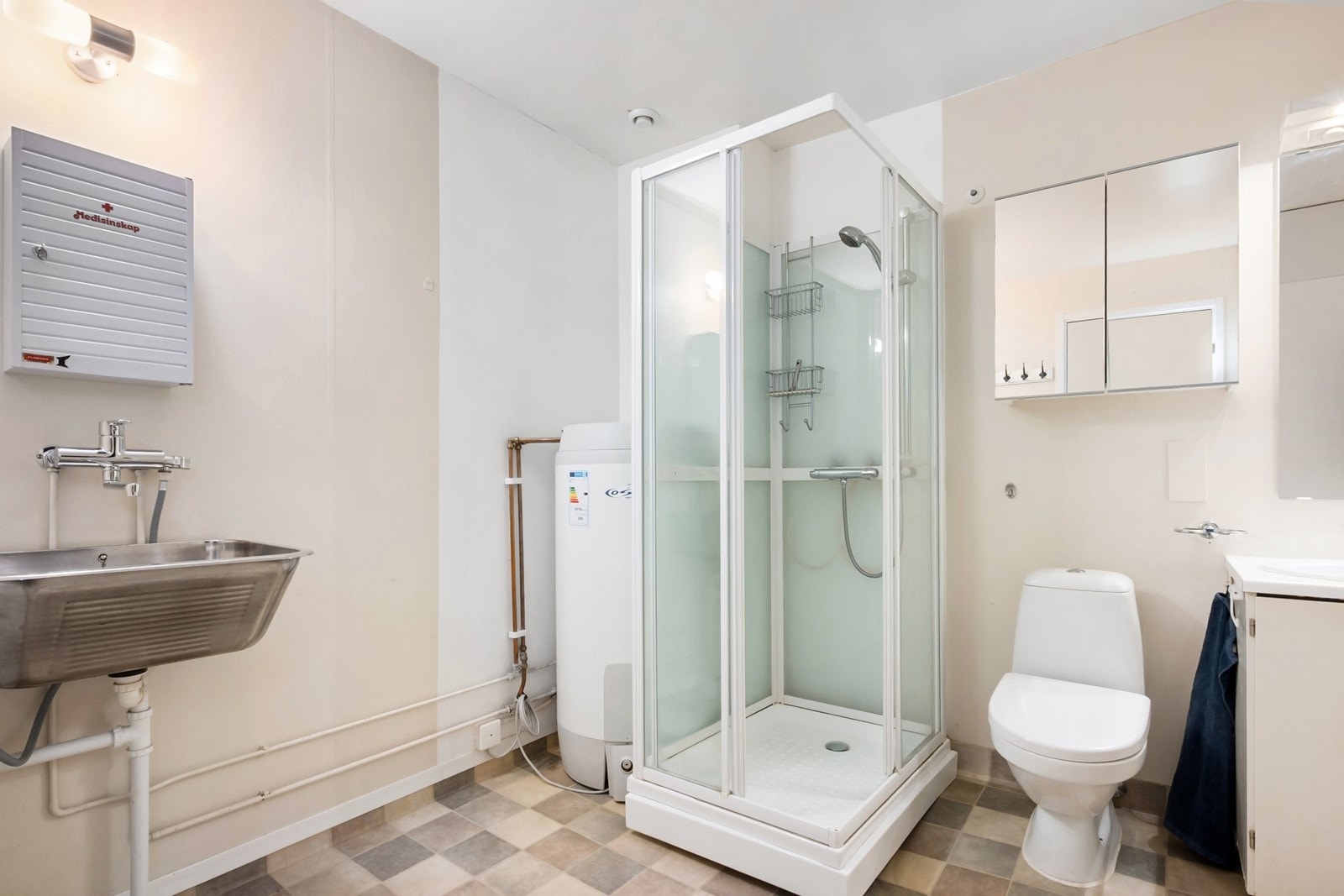 Badet er kombinert med vaskerom og har vegger med malt strie og belegg på gulv Galleribilde