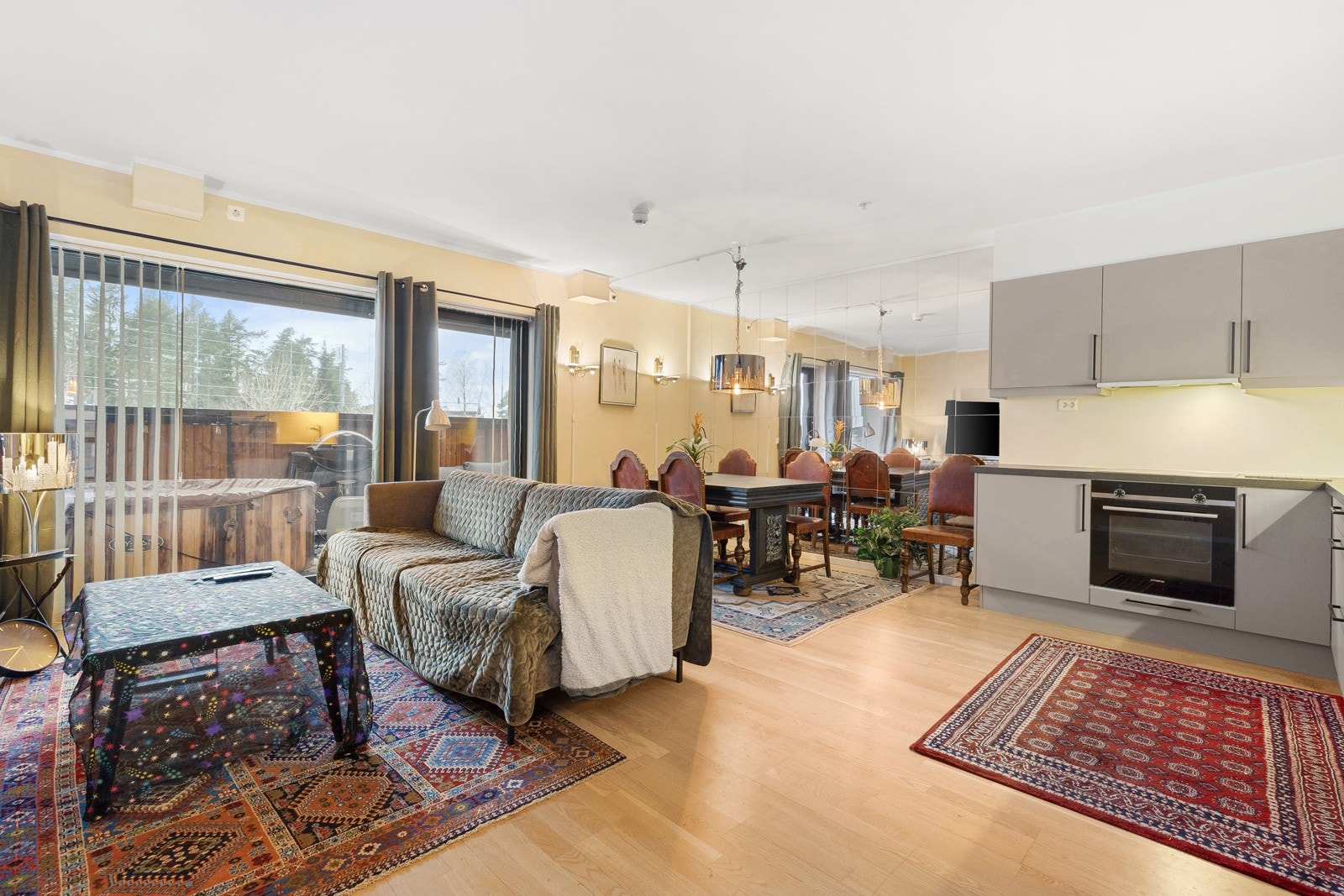 Kjøkken og stue i åpen løsning med store vindusflater mot vest Galleribilde