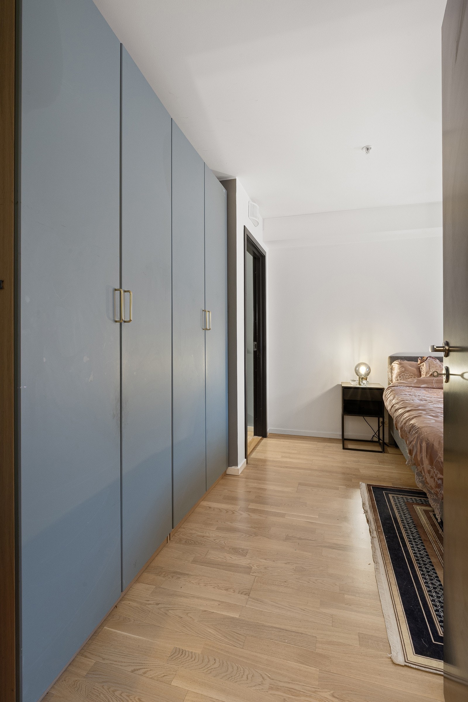 Stor garderobeinnredning på hovedsoverommet Galleribilde