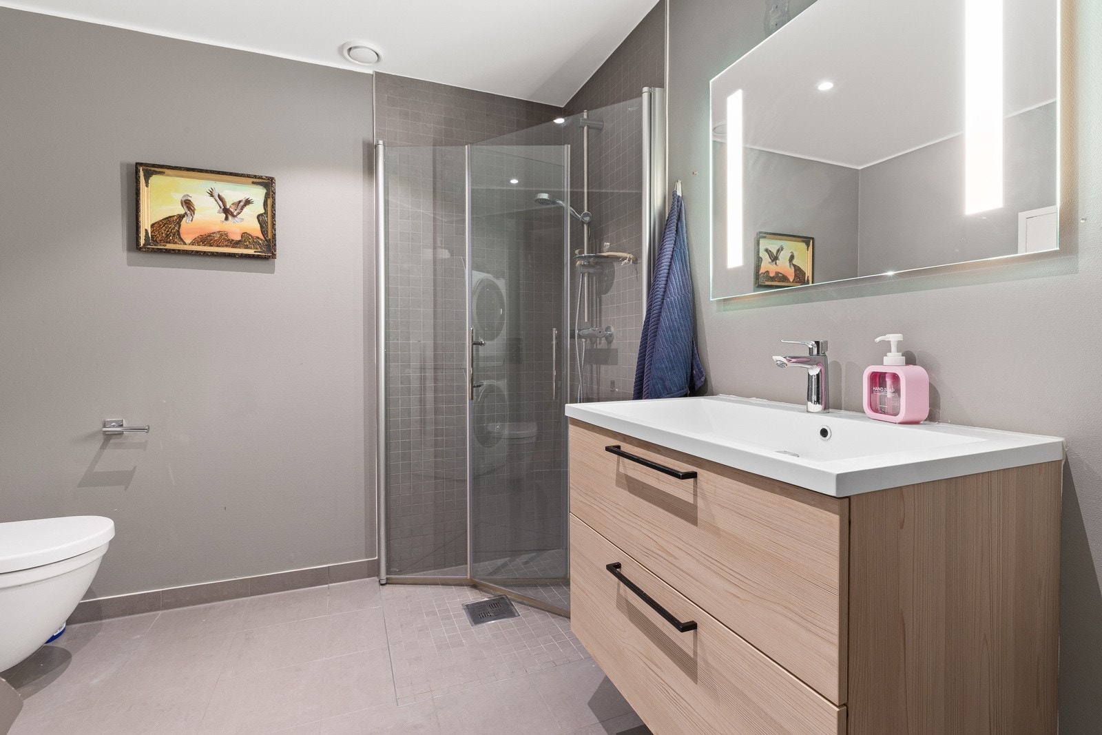 Flott flislagt bad med varmekabler og downlights Galleribilde