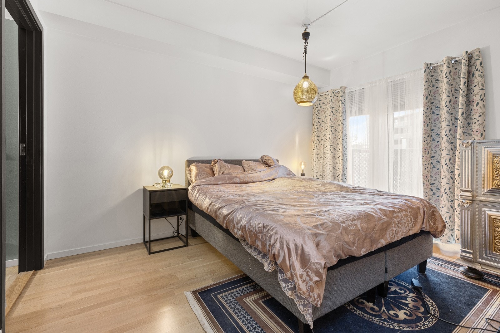 Stort hovedsoverom med utgang til østvendt balkong Galleribilde