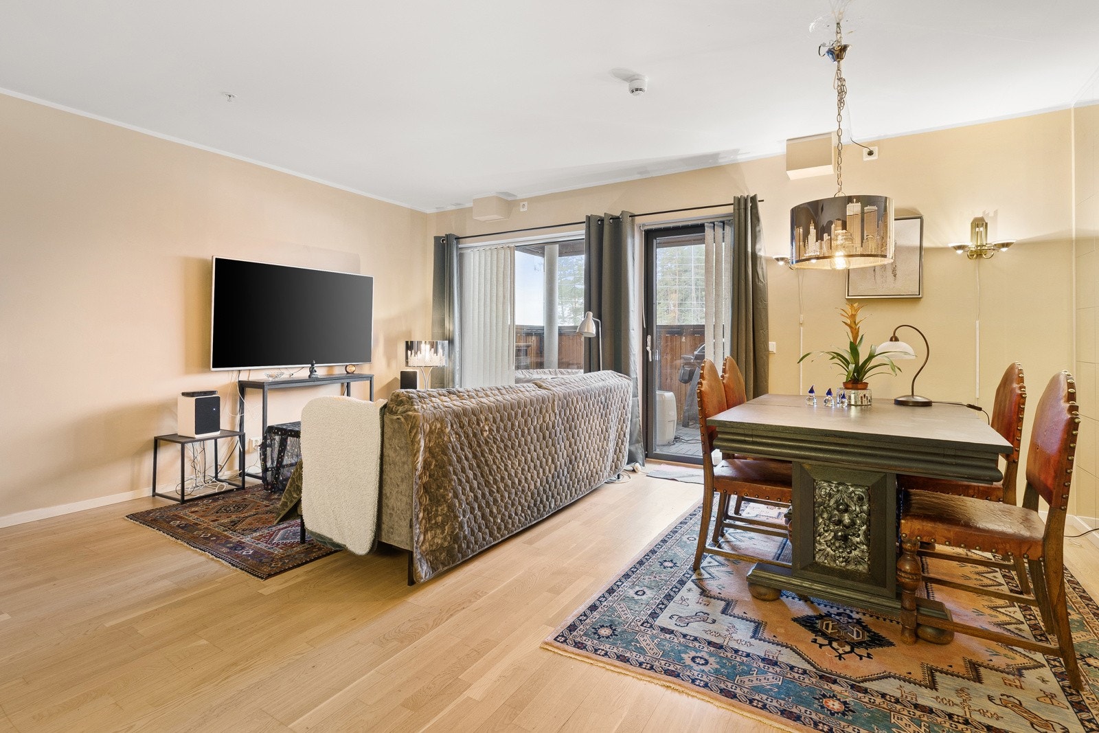 Fra stuen er det utgang til vestvendt balkong Galleribilde