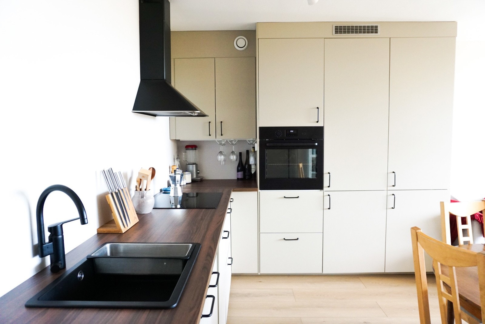 Kjøkkenet er stilrent, moderne og innbydende. Her får du en flott IKA-innredning fra 2024 med slette skapfronter som gir et tidløst og elegant preg. Galleribilde