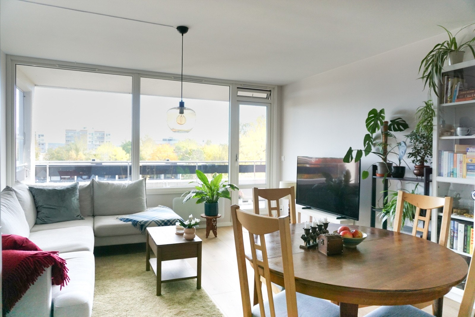 Her er det rikelig med plass til både en koselig sofagruppe og en stor spisestue - perfekt til både hverdagsliv og sosiale sammenkomster. Galleribilde