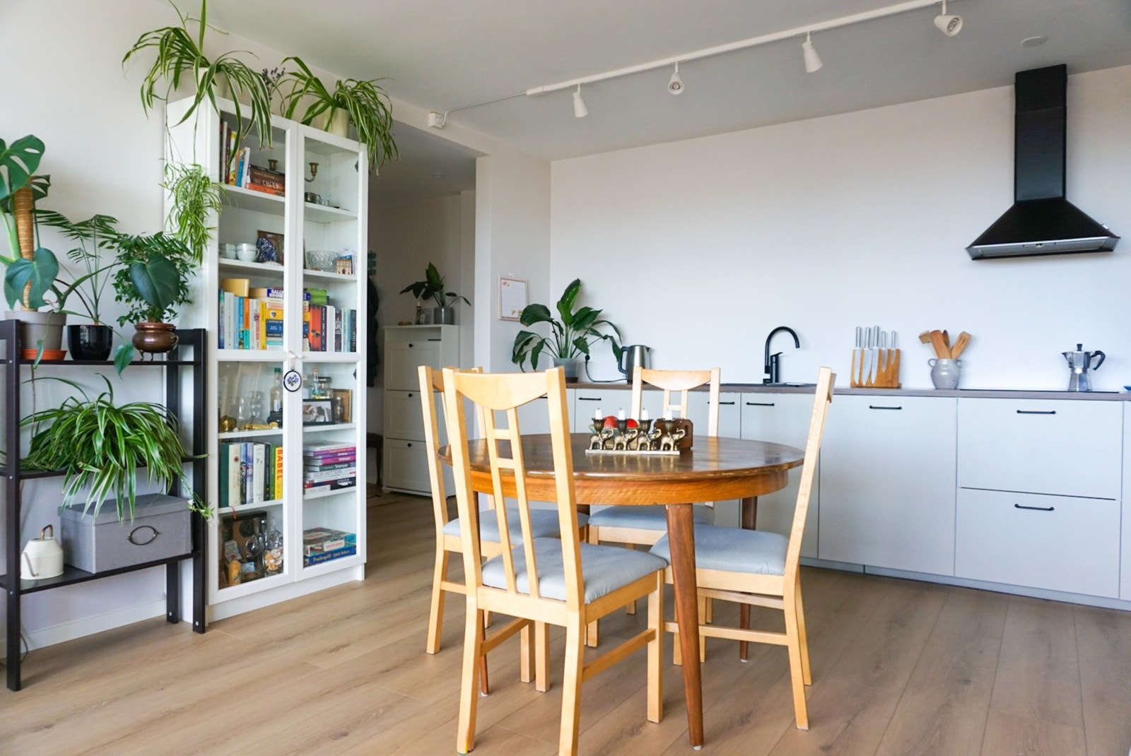 Her er alt lagt til rette for både hyggelige middager med venner og familie, og en funksjonell hverdag med alt du trenger innen rekkevidde. Galleribilde