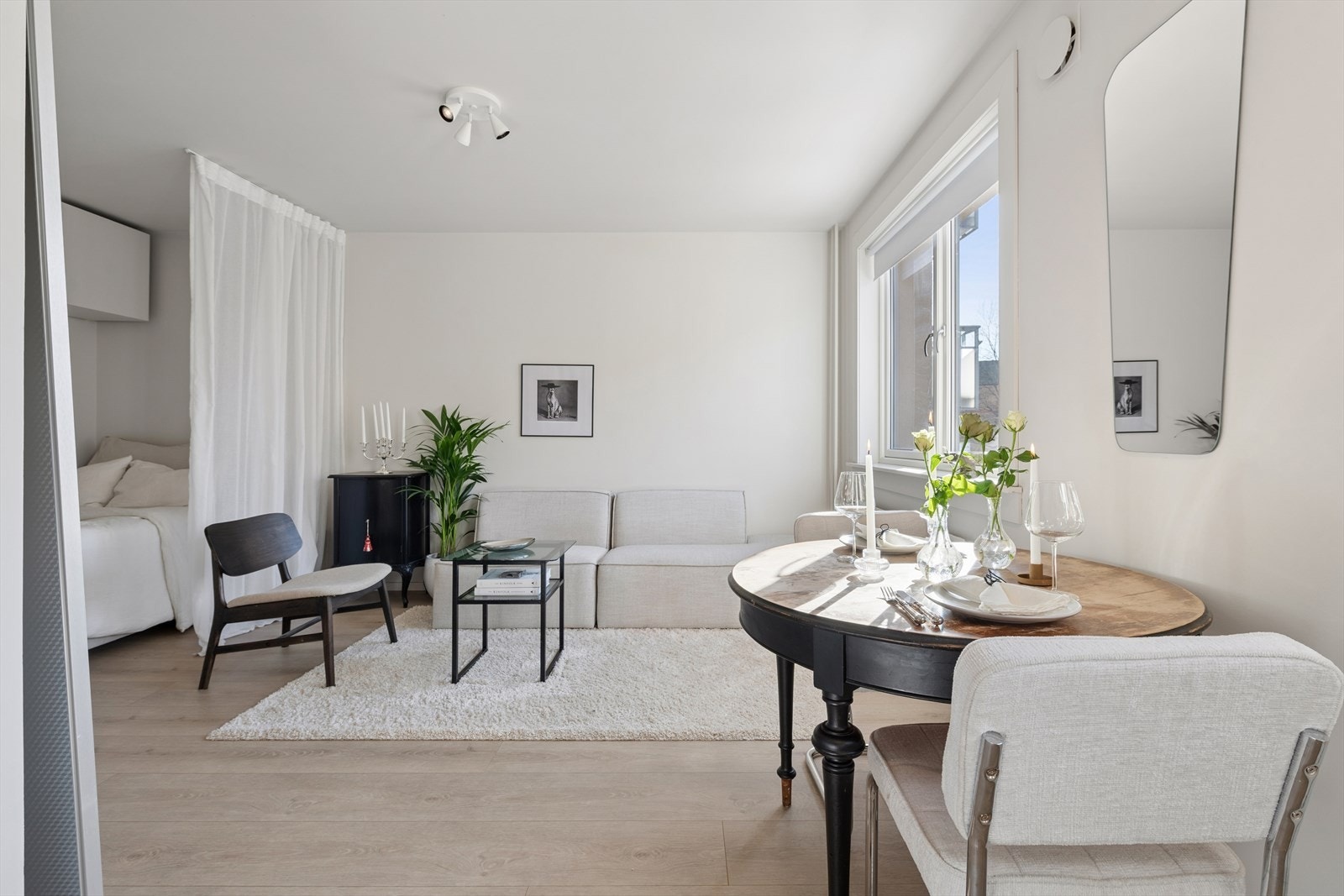 Gjennomgående laminatgulv og malte, lyse platevegger skaper et helhetlig inntrykk. Galleribilde