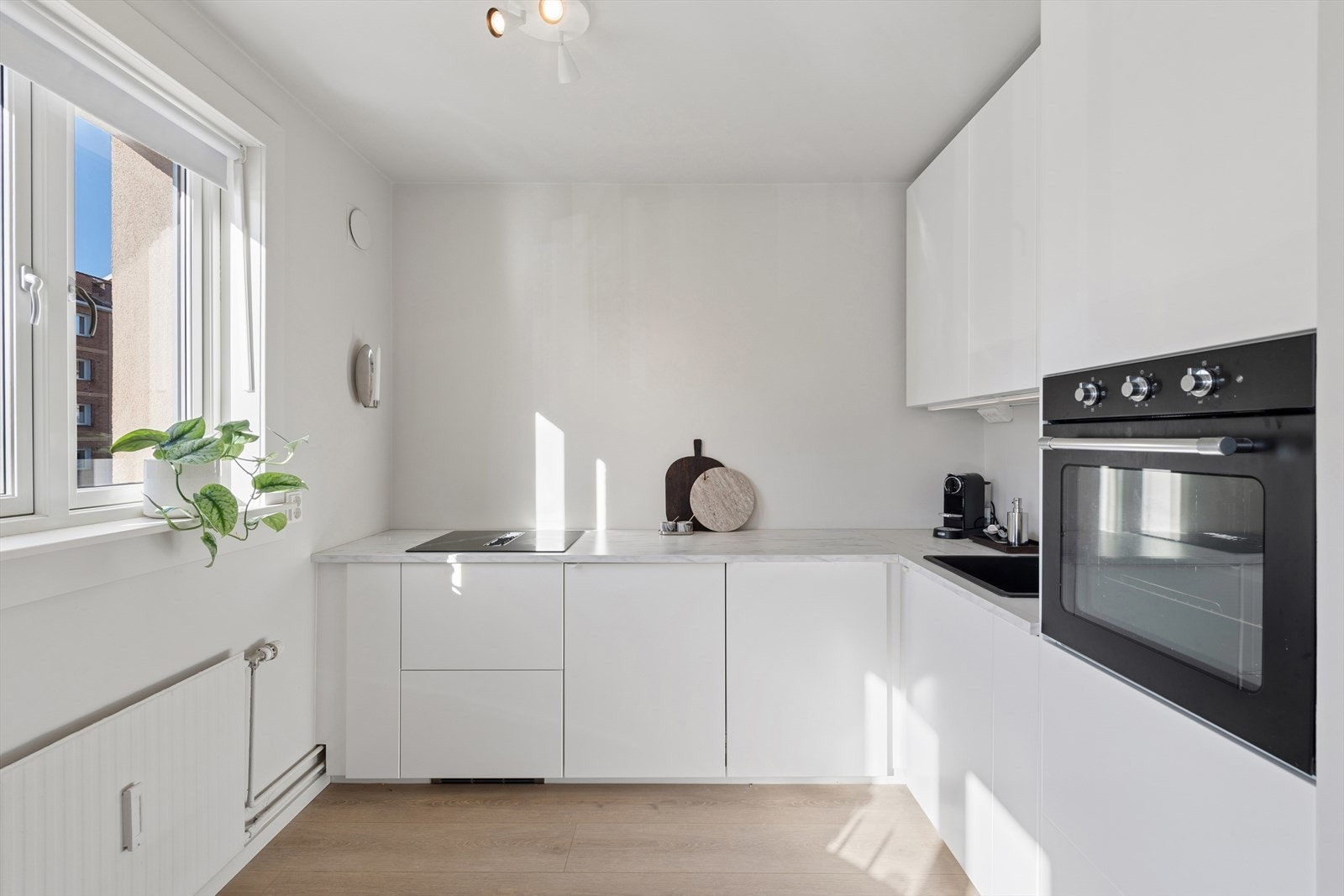 Kjøkkenet er fra 2024 og har godt med skap- og benkeplass. Galleribilde