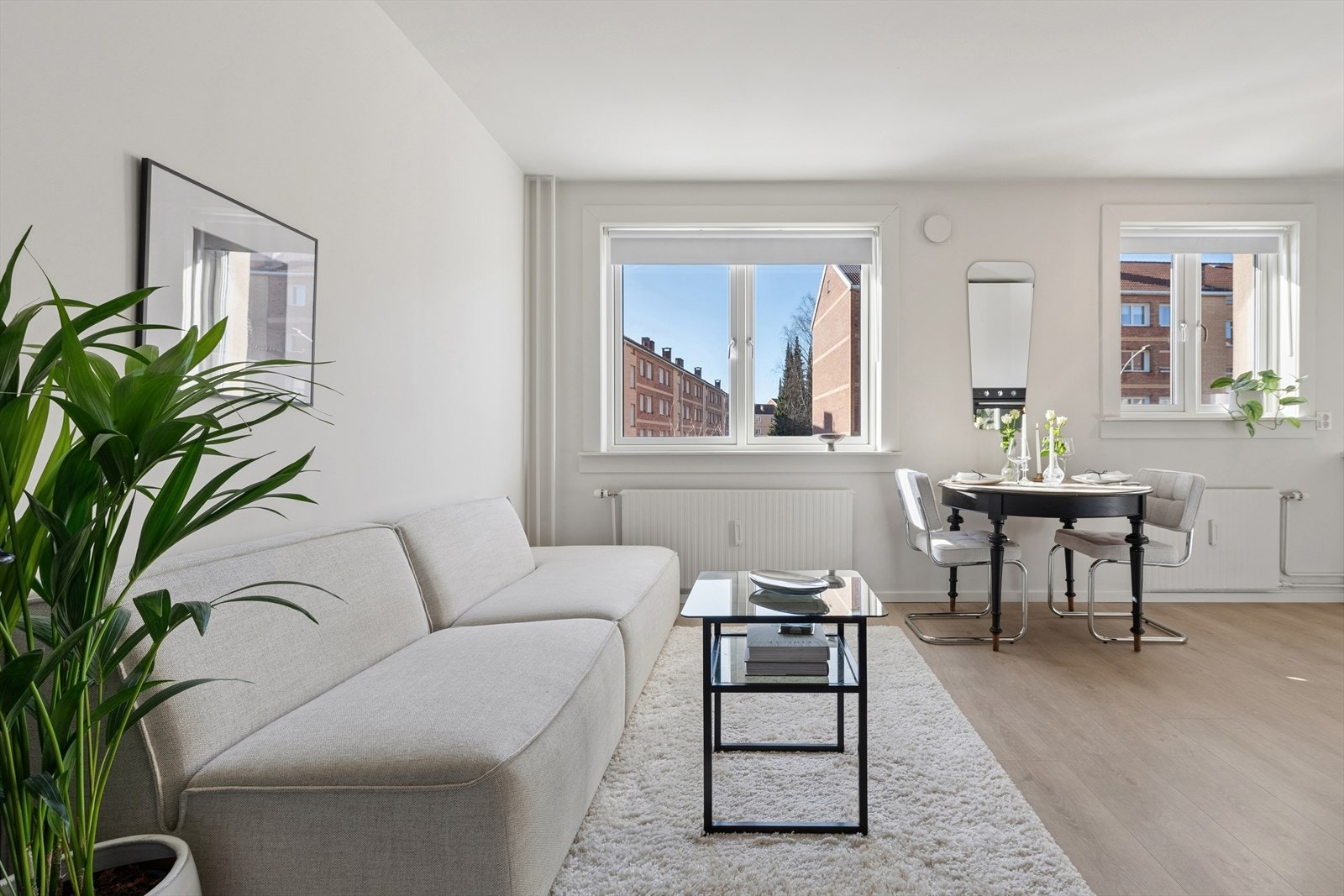 Leilighetens hjerte er den åpne og moderne stue/kjøkkenløsningen. Galleribilde