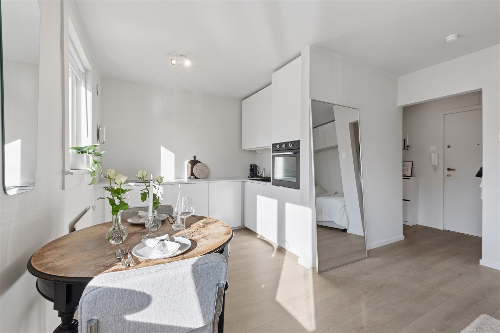 Den åpne løsningen gir en naturlig plass for en hyggelig spiseplass. Galleribilde