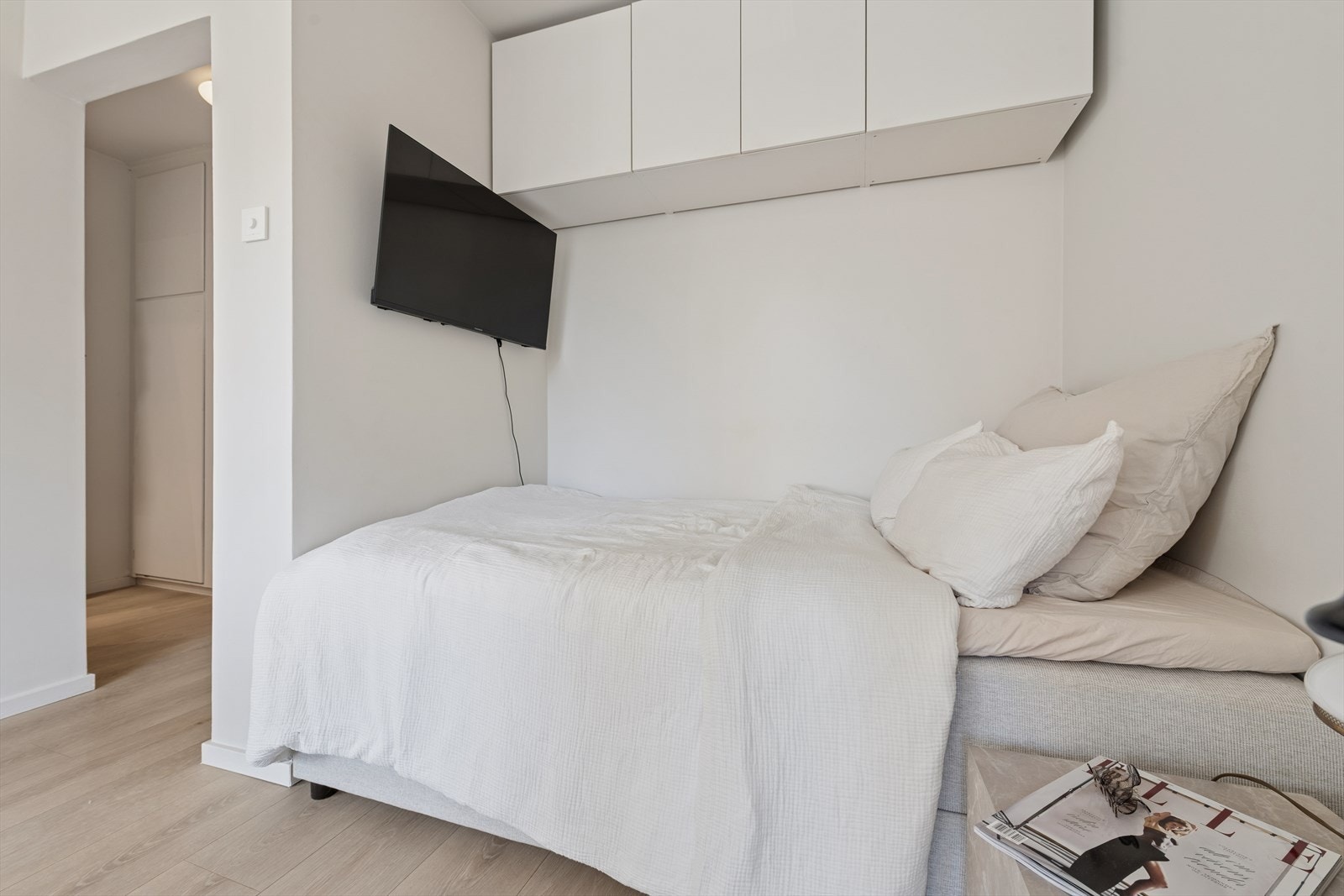 Sovealkoven er praktisk utformet med plass til seng og smart oppbevaring over. Galleribilde