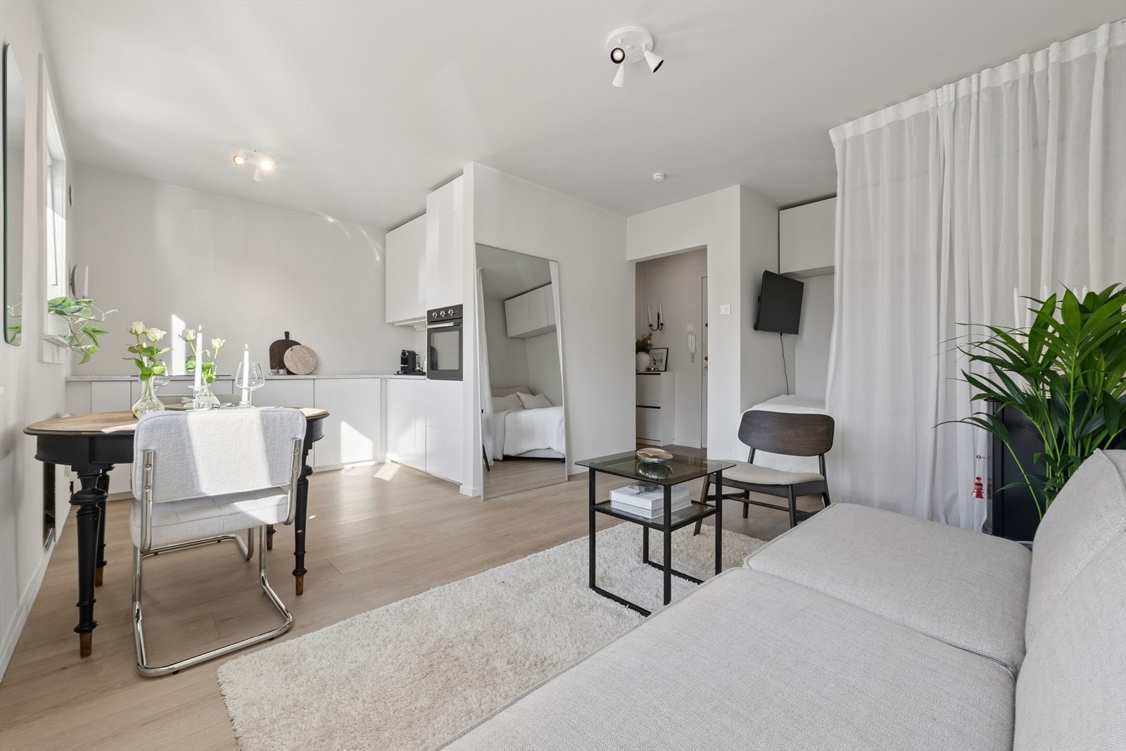 En lys og arealeffektiv andelsleilighet med åpen stue- og kjøkkenløsning. Galleribilde