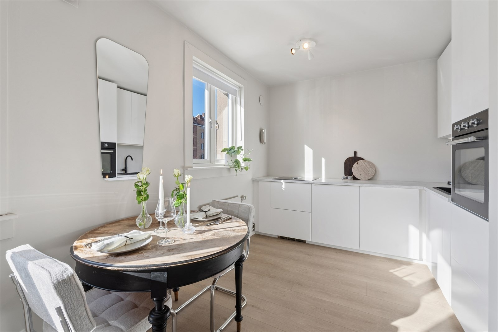 Vinduer fra 2022 med 2-lags glass sørger for at det slippes inn godt med daglys. Galleribilde