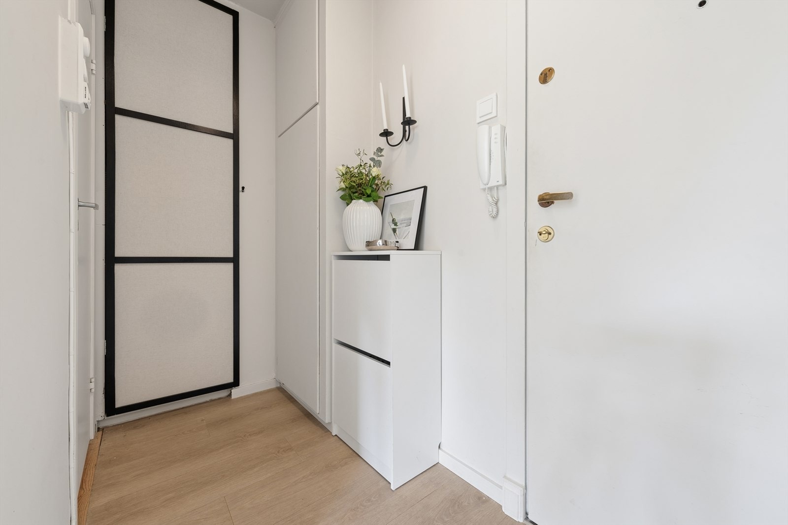 Her ønskes du velkommen inn i en entré med god plass til å oppbevare ytterklær og sko i garderobeskap. Galleribilde