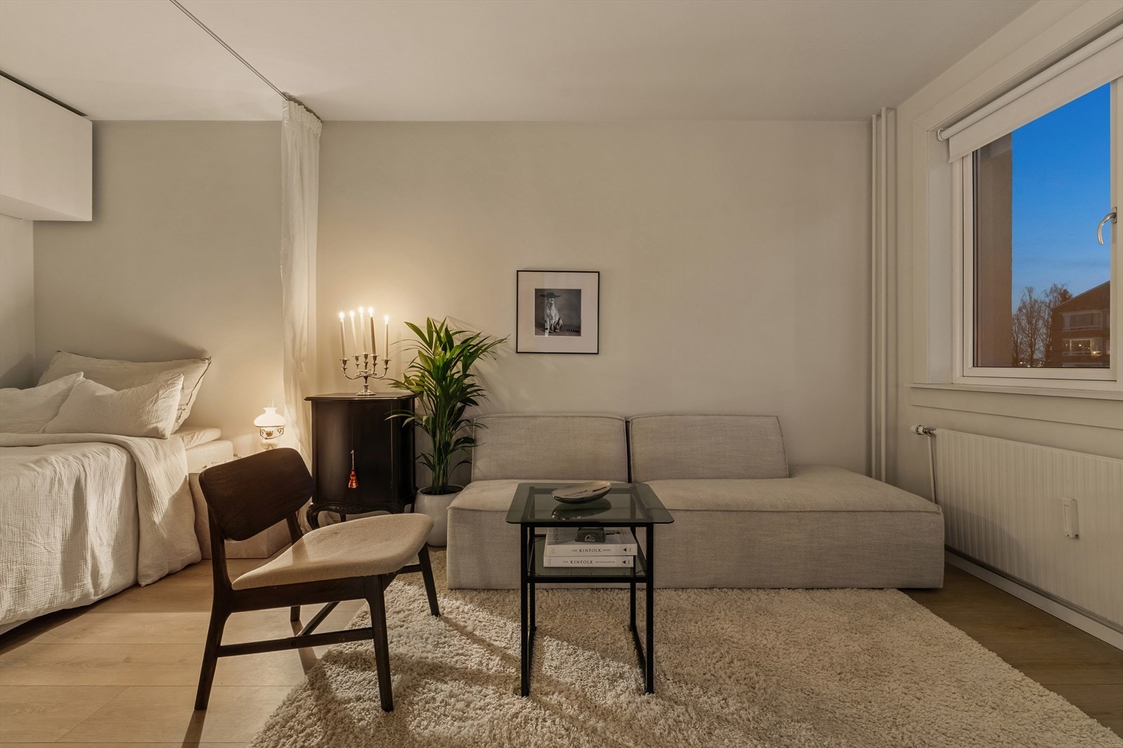 Leiligheten har en lun og behagelig atmosfære også på kveldstid. Galleribilde