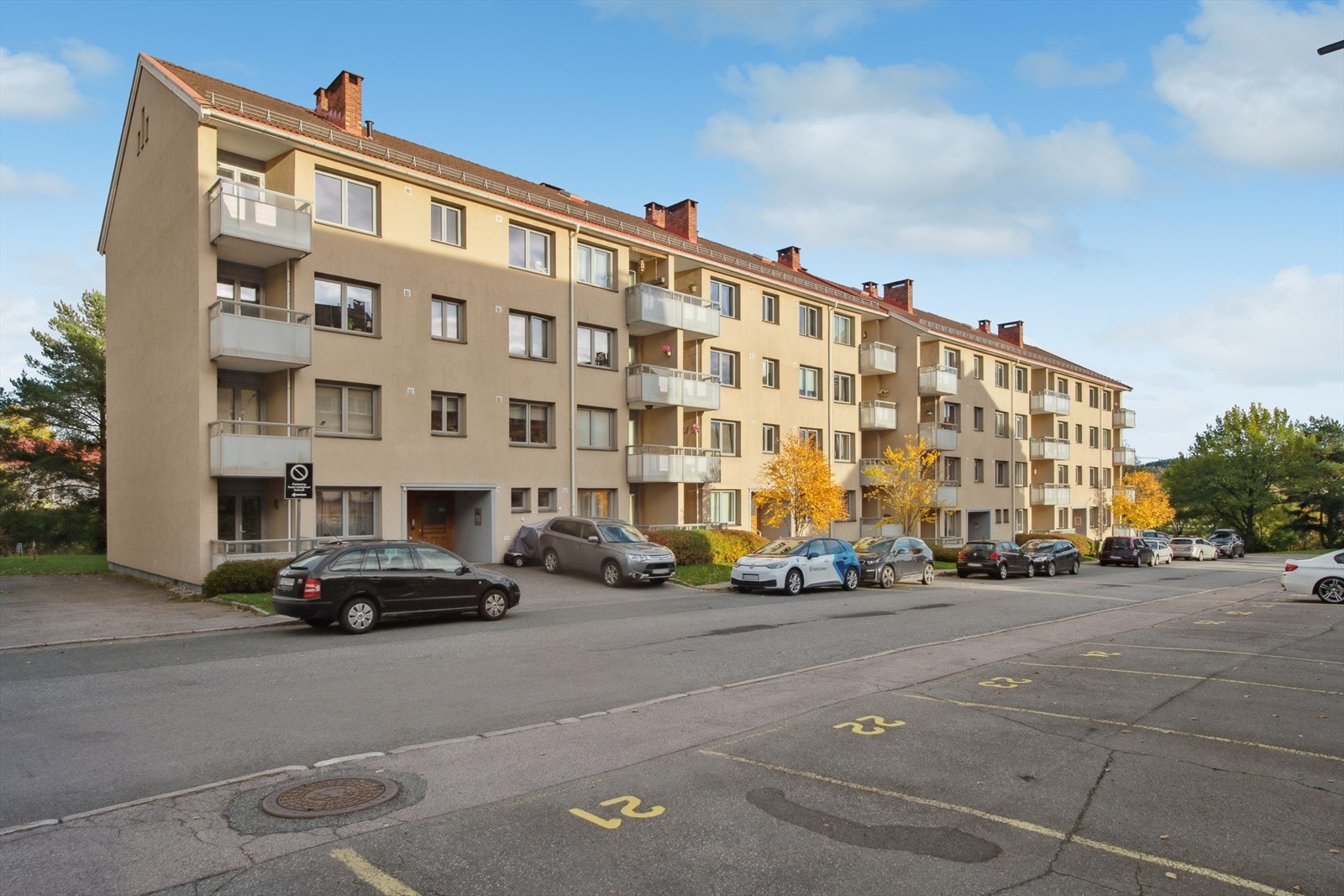 Dette er en arealeffektiv og lys andelsleilighet med en rolig, tilbaketrukket beliggenhet på Kalbakken. Galleribilde